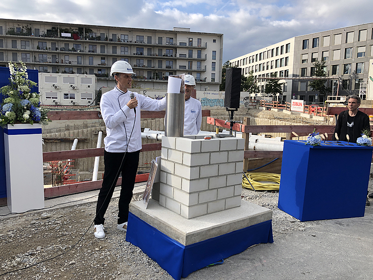 Magnus Müller-Rischart vor der Zeitkapsel bei der Grundsteinlegung der neuen Rischart Unternehmenszentrale  (©Foto: Martin Schmitz)